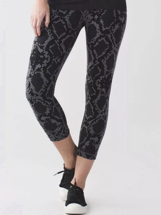 lululemon athletica Pants - Lululemon - Wunder Under HR Crop 21" Luon - Size 6 - Ziggy Snake Grey - VGUC